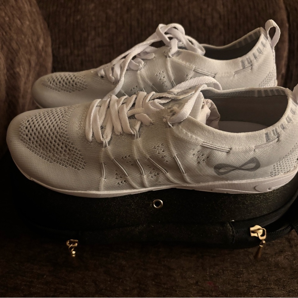 NFINITY Flyte White cheer Shoes